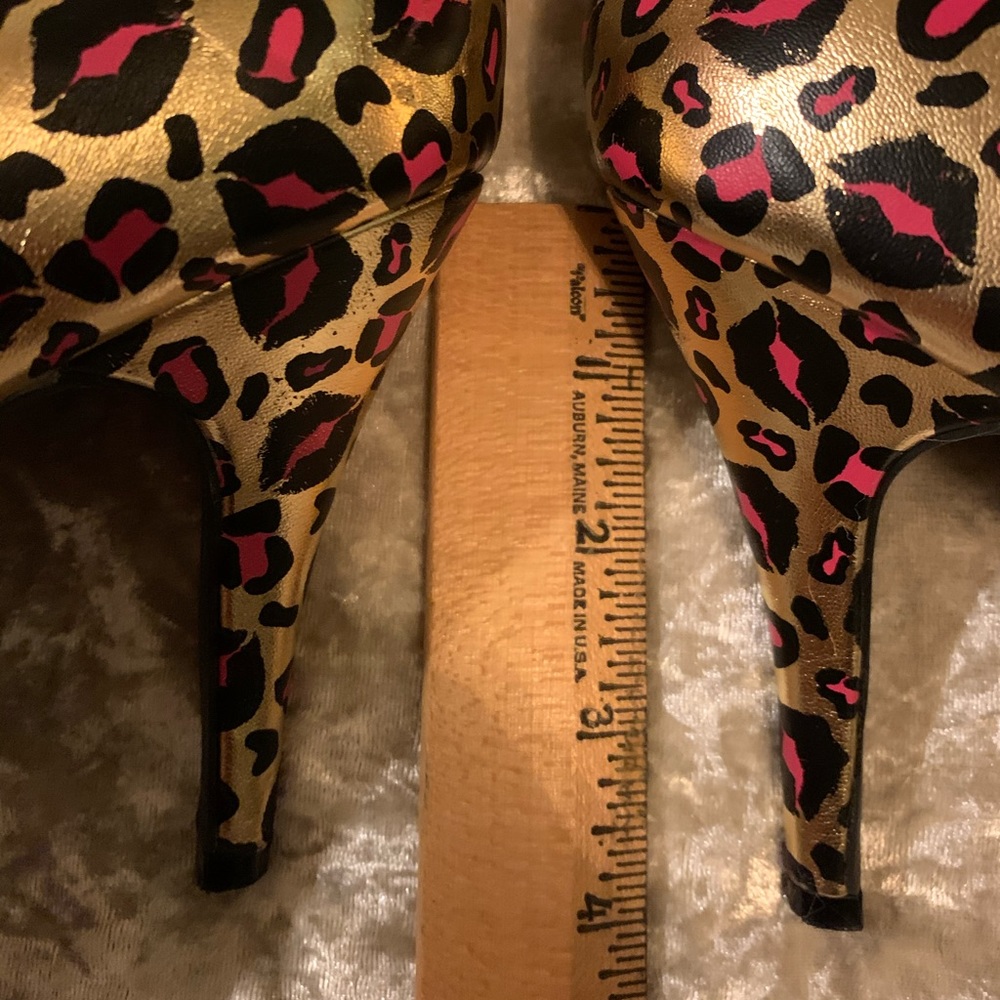 Unique gold cheetah print pumps! 🐆💖🐆 - Picture 7 of 7